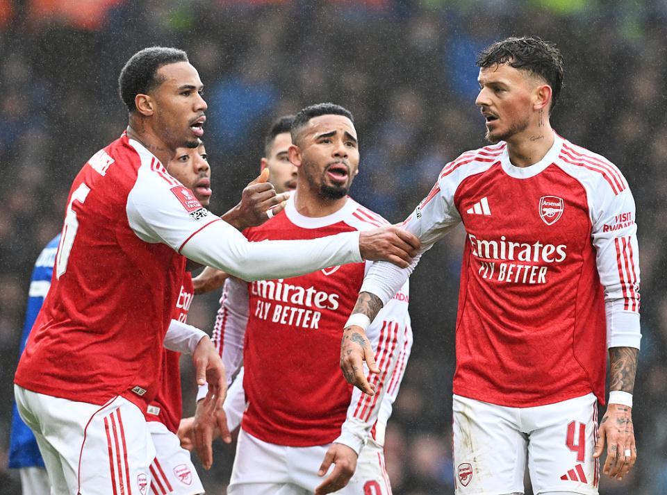 欧亿体育平台-9场不败！阿森纳4-1逆转英冠队进足总杯32强 马丁内利戴帽+中柱